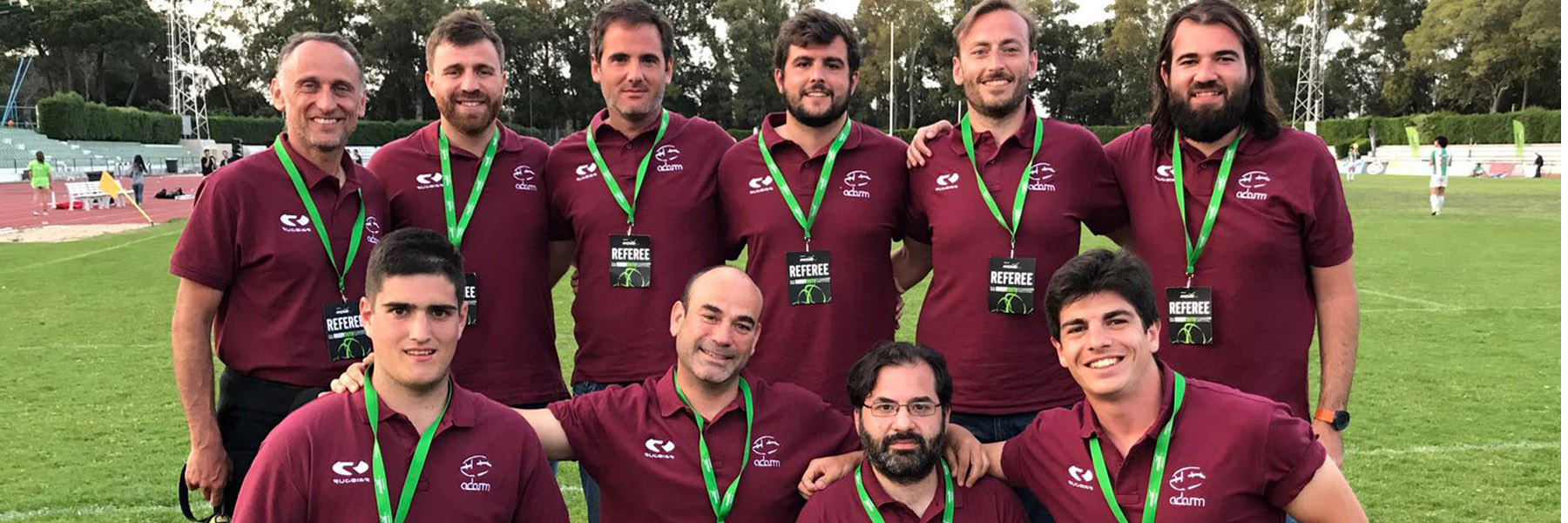 Árbitros de rugby de la ADARM posan en un torneo.