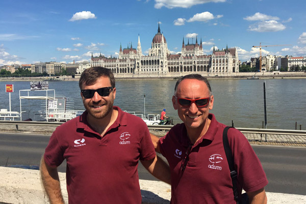 Dos árbitros de la ADARM posan en Budapest frente al Danubio.