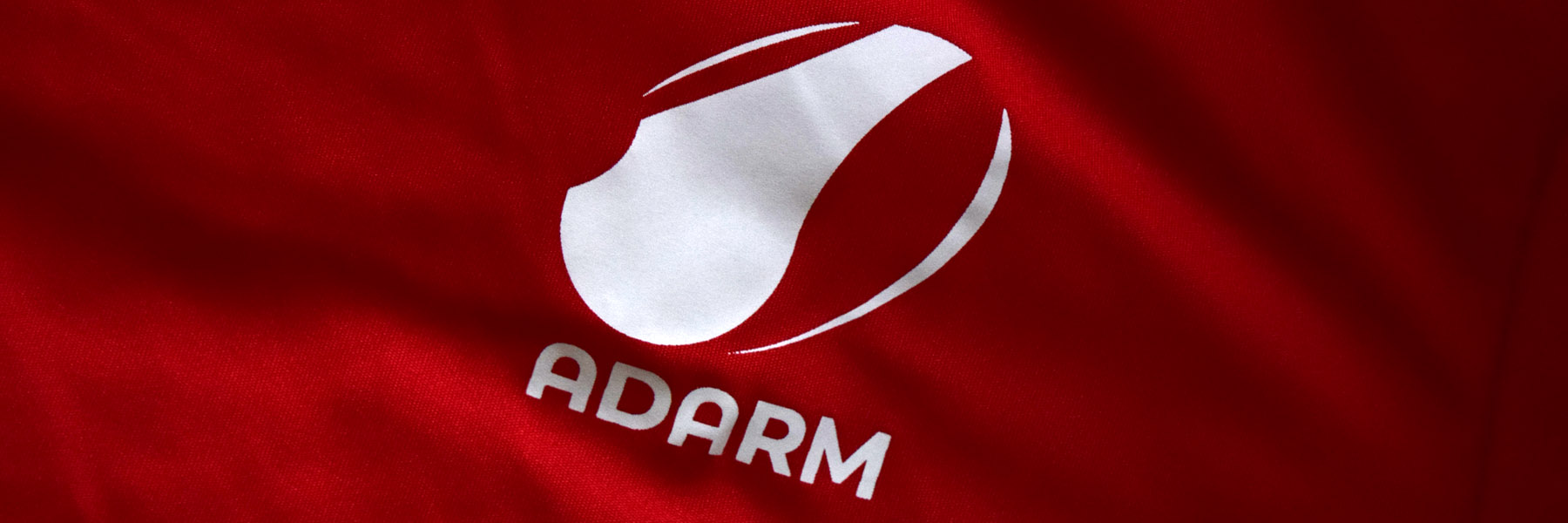 Logo de la ADARM en una camiseta.