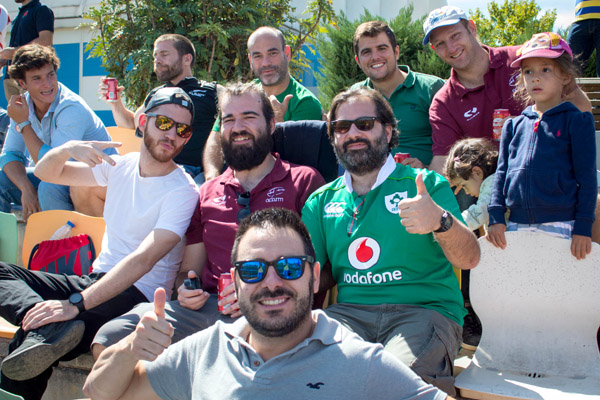 Un grupo de árbitros de la ADARM disfrutan en la grada de un partido de rugby.