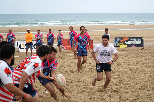 Un árbitro de la ADARM corre por la playa durante un partido de rugby playa del Circuito del Cantábrico.