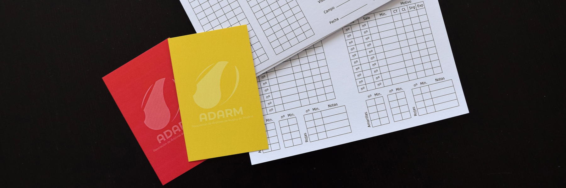 Tarjetas roja y amarilla y tarjetas de anotación con el logo de la ADARM.