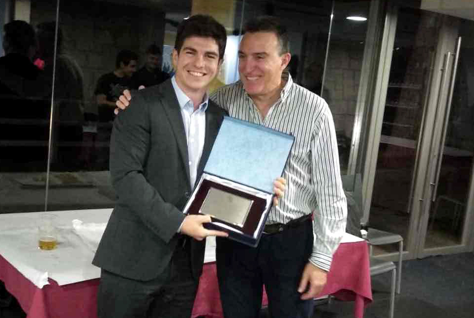 Francisco "Pancho" Benegas recibe el reconocimiento por sus 10 años dedicados al arbitraje del rugby.