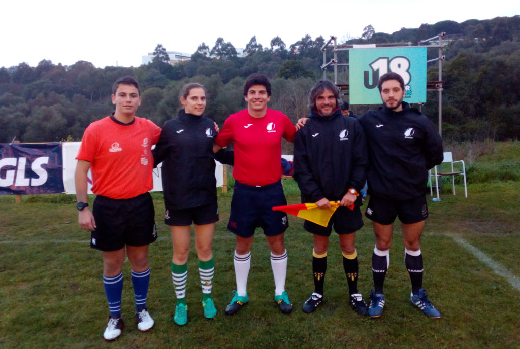 El equipo arbitral de la final U18 posa antes del encuentro.