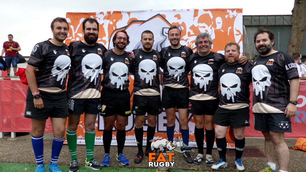 Los Fatbitros posan tras el torneo del Fat Rugby.