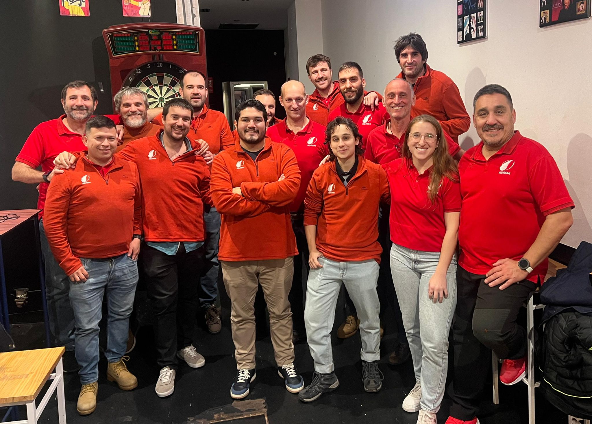 Árbitros de rugby de la ADARM posan en un torneo.