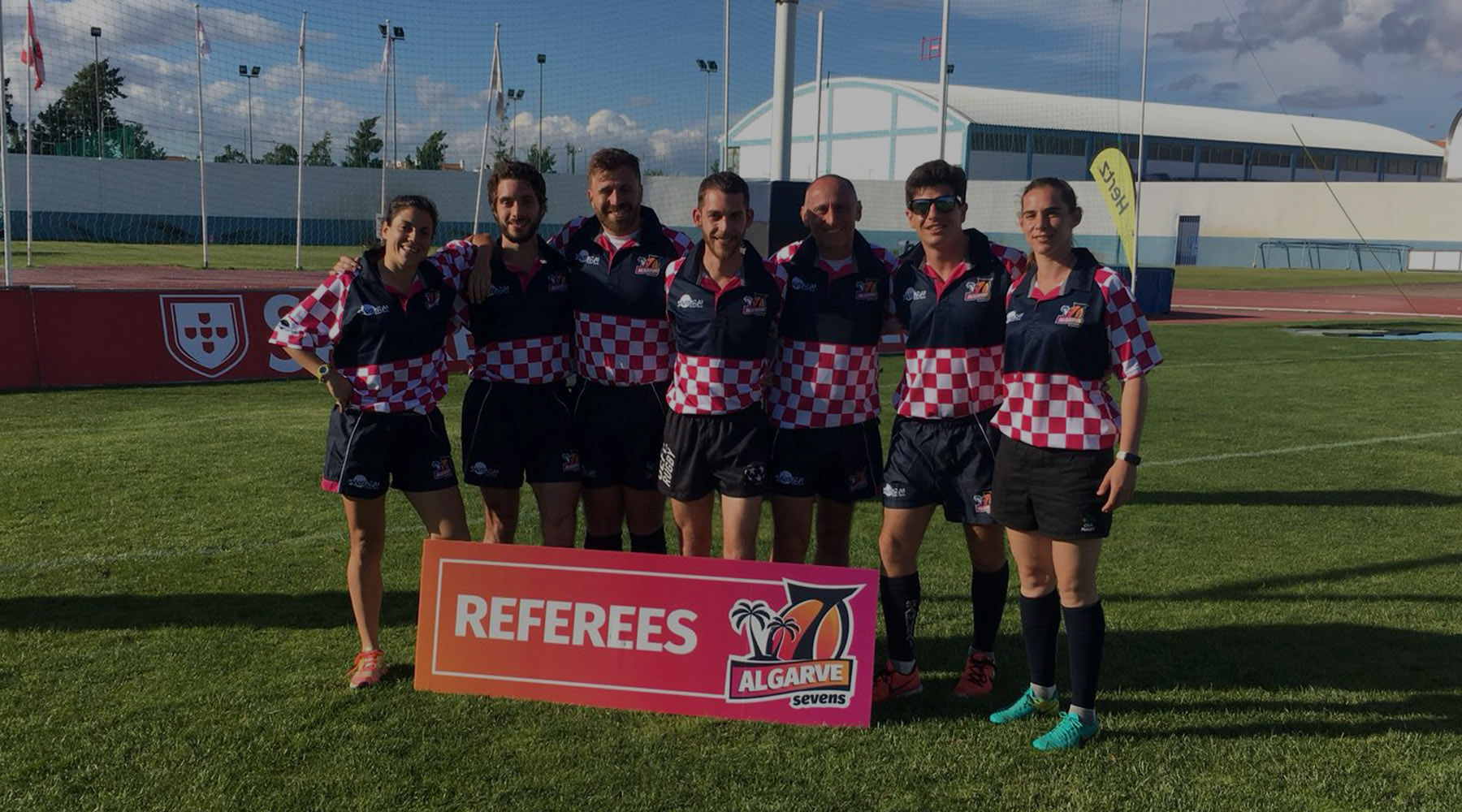 Arbitros de rugby de la ADARM posan en un campo durante un torneo.