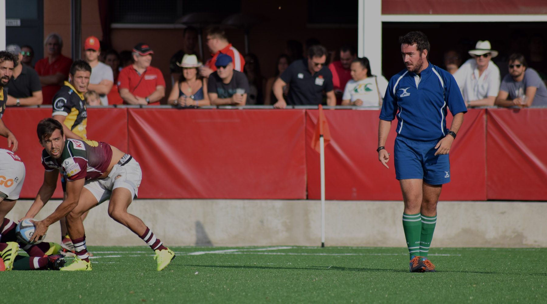 Un árbitro de la ADARM en el campo durante un partido de rugby.