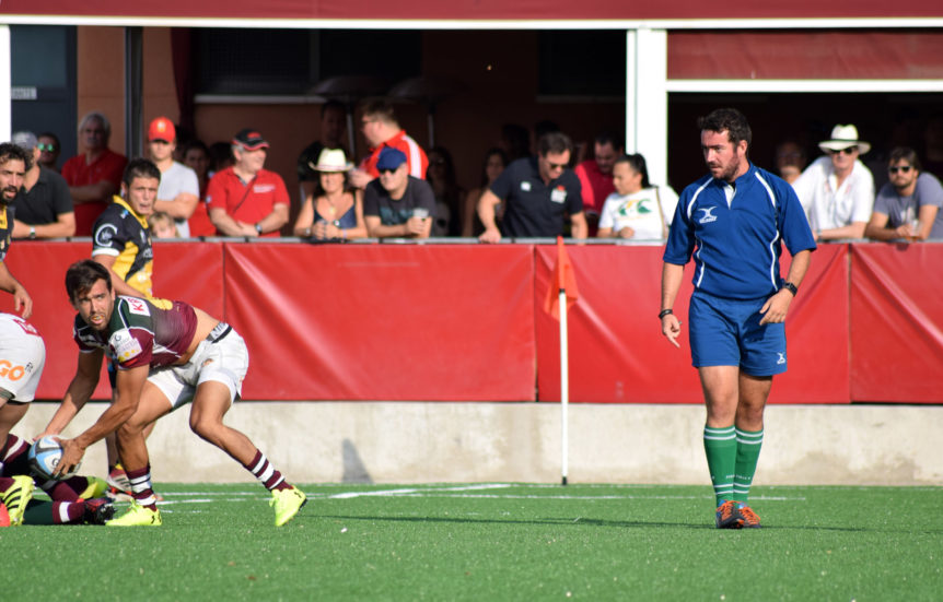 Iñaki Muñoz arbitrando en las terrazas.