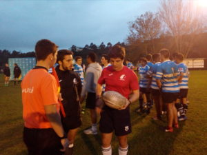 Pancho entre los jugadores tras arbitrar la final U18.