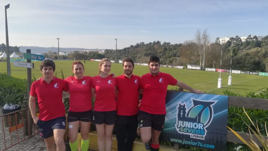 Arbitros de la ADARM posan frente a uno de los campos de rugby del Junior 7s Lisbon.