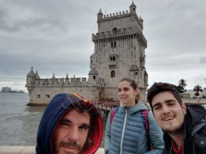 Lomu, Dua y Angie posan frente a la Torre de Belem.