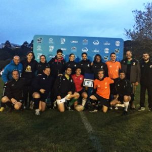 El equipo de árbritos del torneo Junior 7s Lisbon posa frente a un photocall tras el torneo.