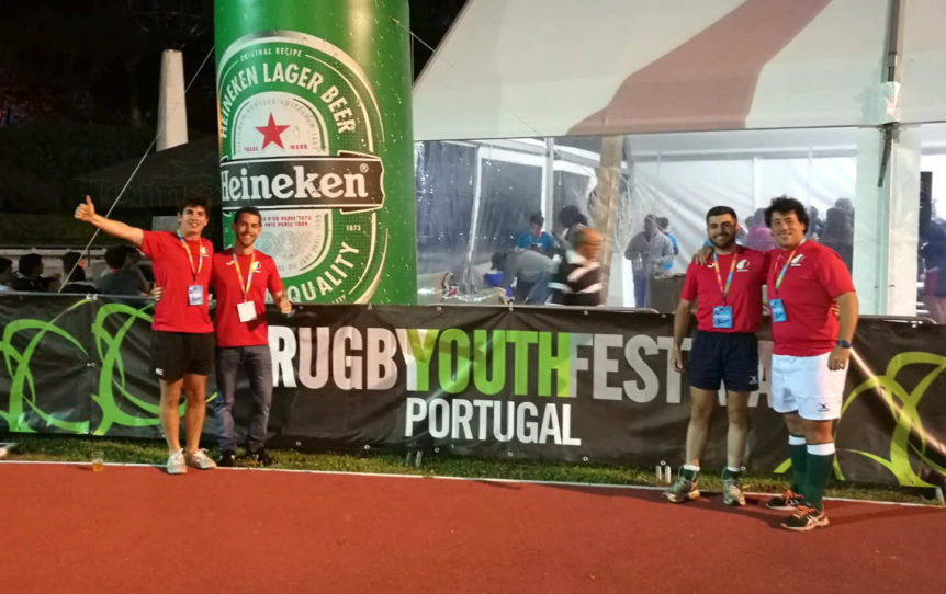 Cuatro árbitros de la ADARM saludan posando a cámara frente a la carpa VIP de Portugal Rugby Youth Festival.