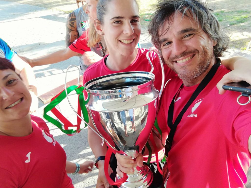 Noe, Ángela y Lomu, posan con el trofeo de los campeones.