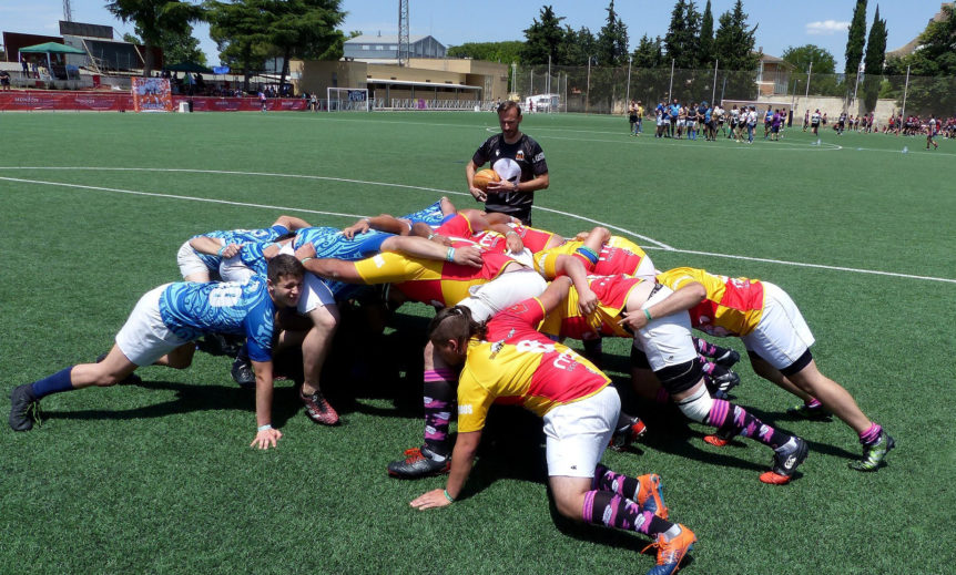 Benezet se prepara para introducir el balón en una melé en el Fat Rugby.