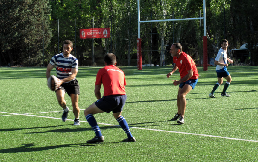 Telmo lleva el balón frente a la presión de Chehre y JI durante el I Tocata de la ADARM.