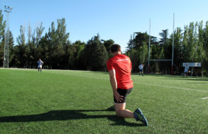 Manolo Teruel estira durante el I Tocata de Verano de la ADARM.