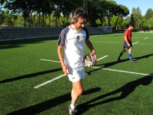 Lomu camina con el balón tras un ensayo en el I Tocata de Verano de la ADARM.