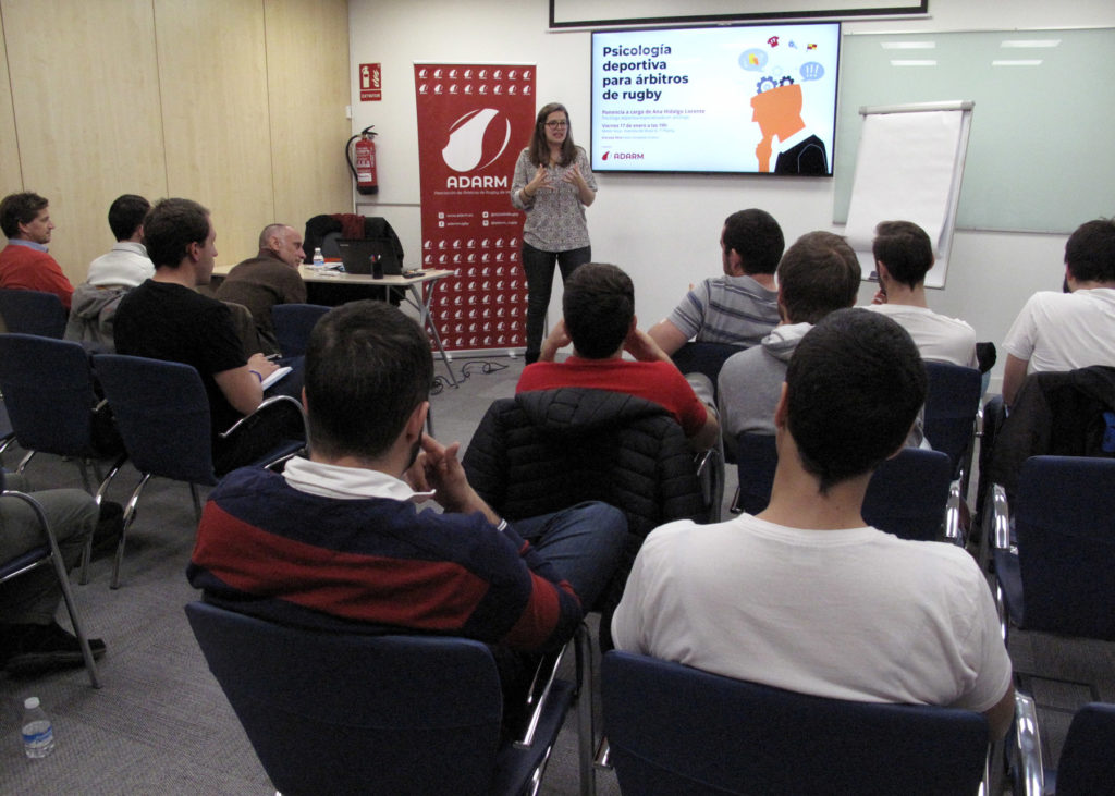 Ana Hidalgo durante la charla sobre psicología deportiva para árbitros de rugby organizada por la ADARM.