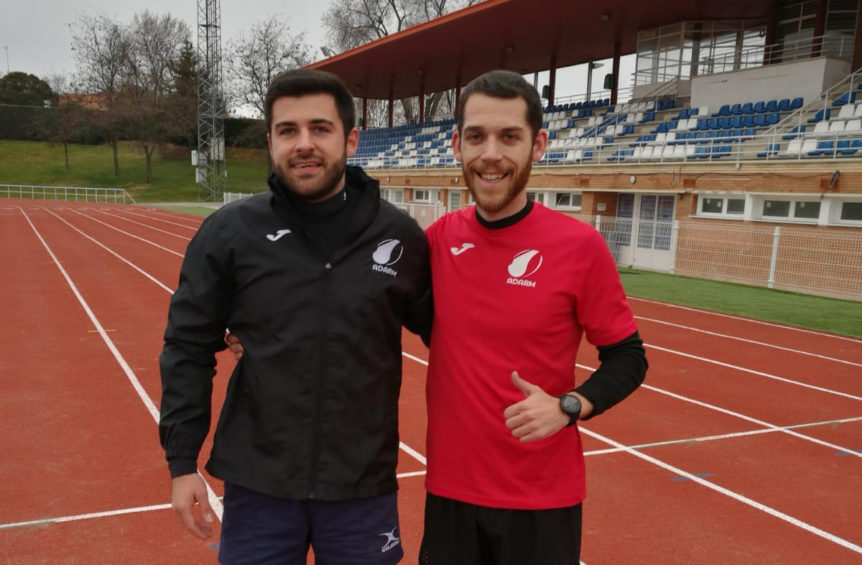 Los asociados David y Victor posan antes de realizar las pruebas físicas de ascenso del CNA.