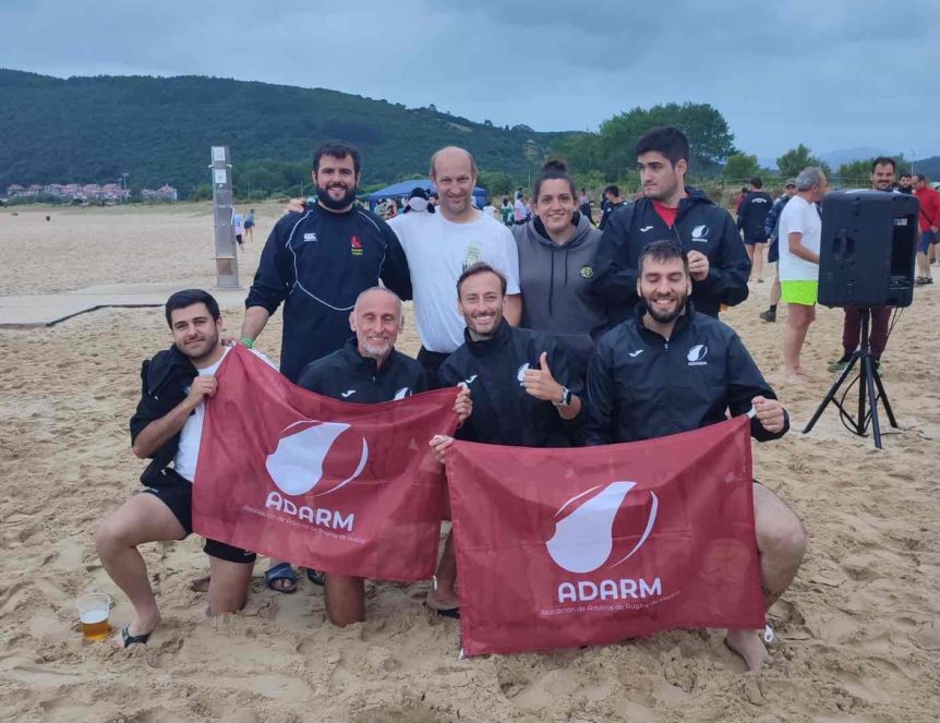 Árbitros de la Adarm en Noja con las banderas de la asociación.